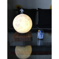 MOONFLIGHT- Globe lunaire  bicolore en lévitation-ambiance